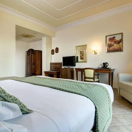 فندق أثينا 4*